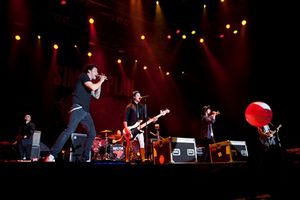 Punk Spring13 のステージに One Ok Rockのフロントマン Takaがサプライズで登場 Simple Plan シンプル プラン Warner Music Japan