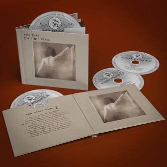 ケイト・ブッシュのレア楽曲を多数収録した4枚組CD 『THE OTHER SIDES 